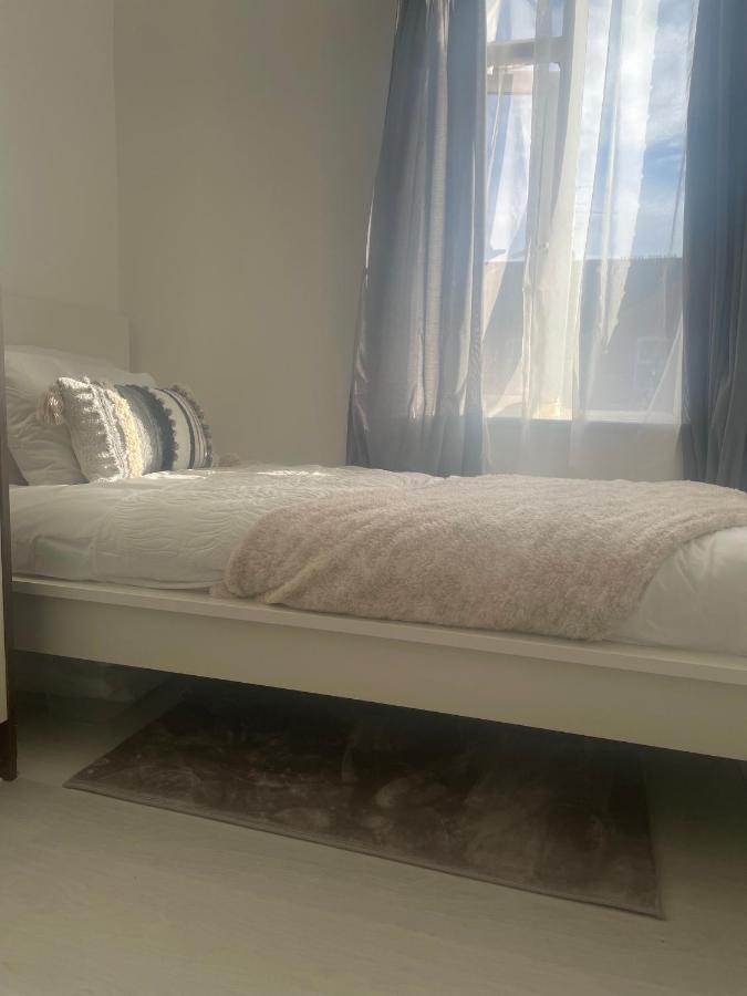 Home Sweet Home In Rg1 With Free Parking Reading Luaran gambar
